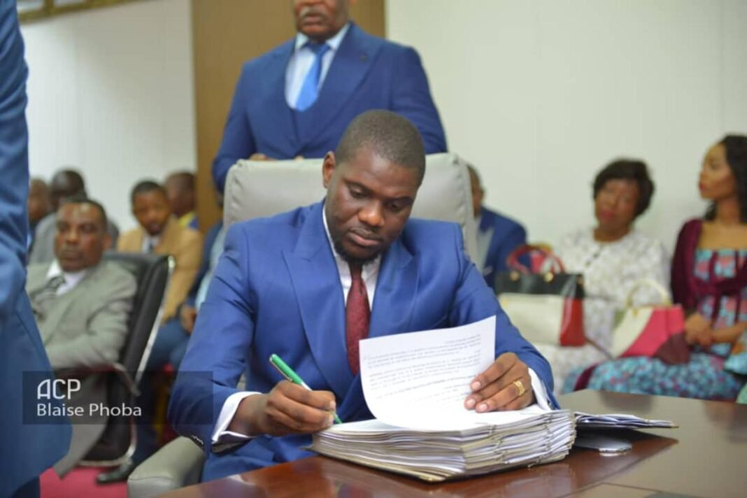 En séjour à Kinshasa, le gouverneur Bilolo ne répond pas à l’invitation des élus du Kongo Central