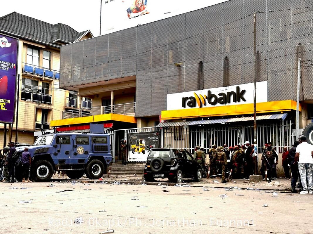 Procès braquage de la Rawbank : la vidéosurveillance montre des policiers et militaires s’emparant du butin