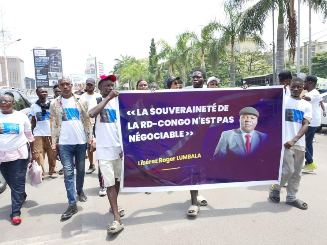 Kinshasa : marche de soutien à Roger Lumbala avant sa comparution à Paris