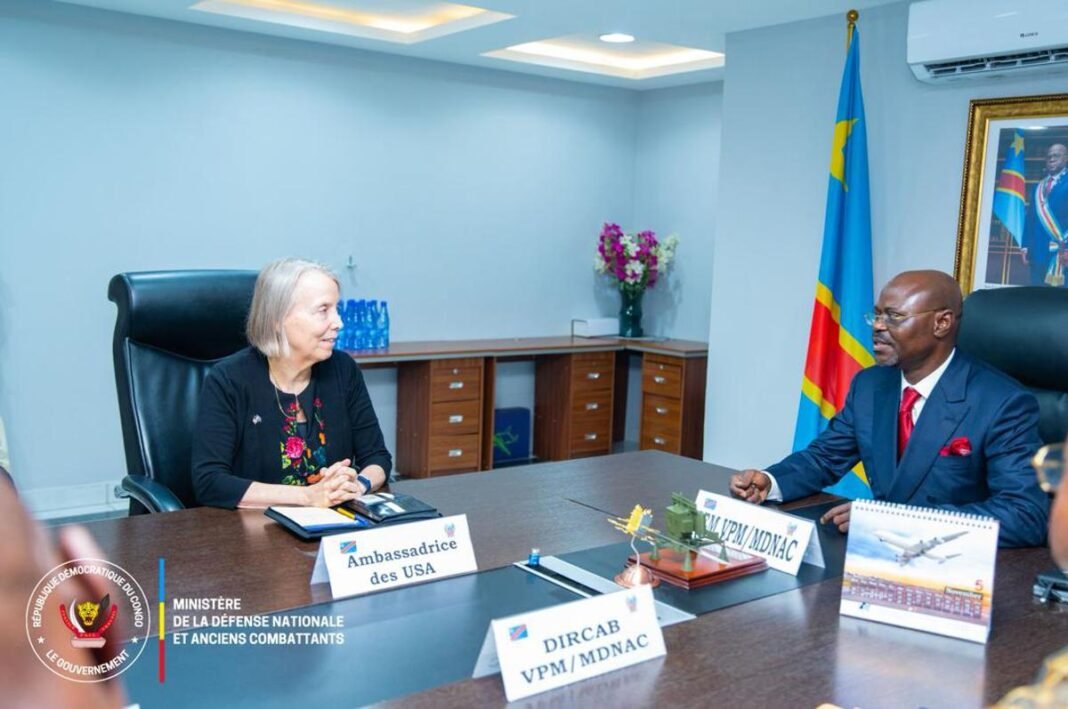 Guy Kabombo et Lucy Tamlyn échangent sur l’accord de paix entre la RDC et le Rwanda