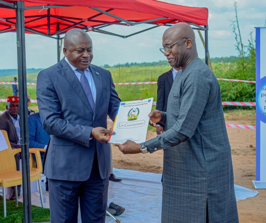 Le HCR remet des titres fonciers et des maisons aux retournés d’Angola à Nkonko