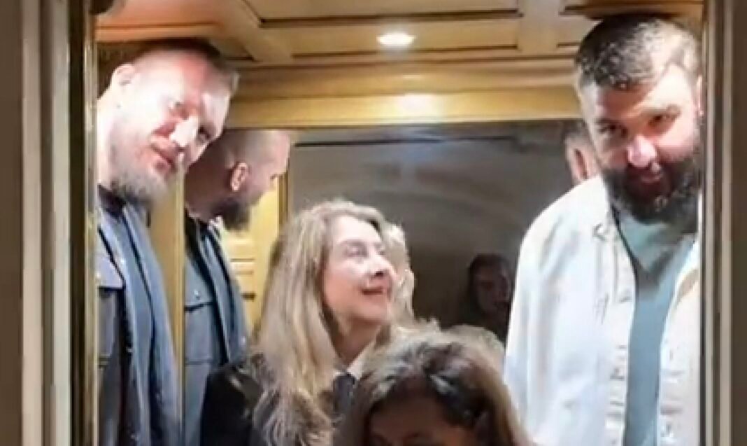 Watch: Bok locks just fit into France lift