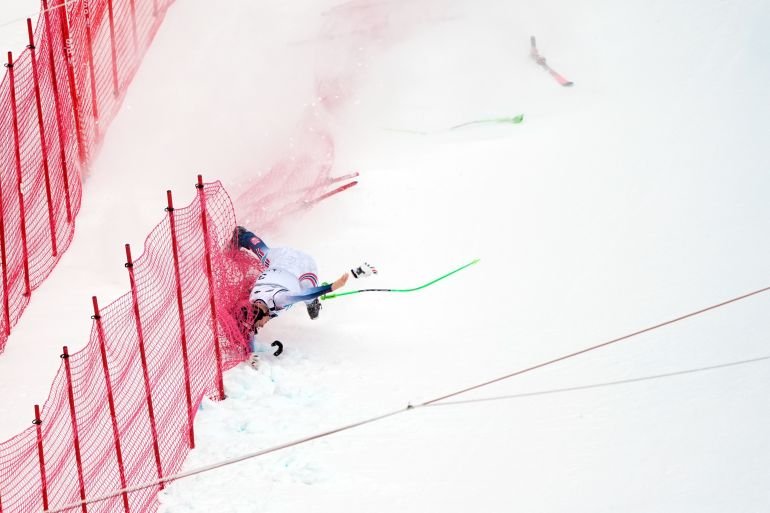Officials defend conditions at pre-Olympic race after Vonn crash