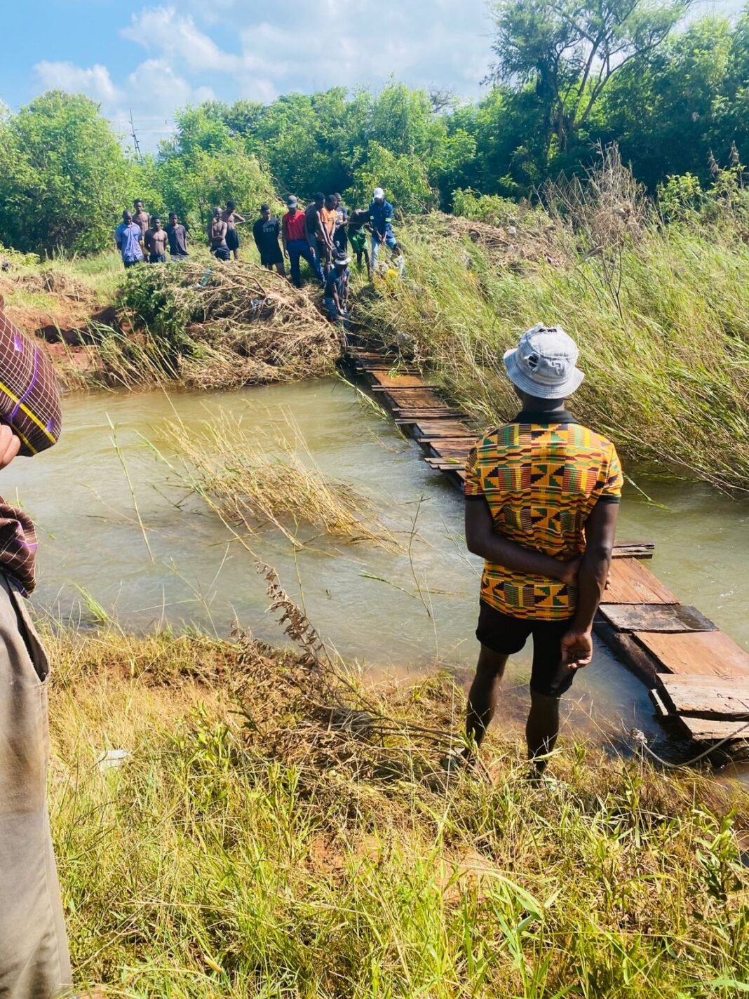 Dopeni residents rebuild bridge washed away by Limpopo floods