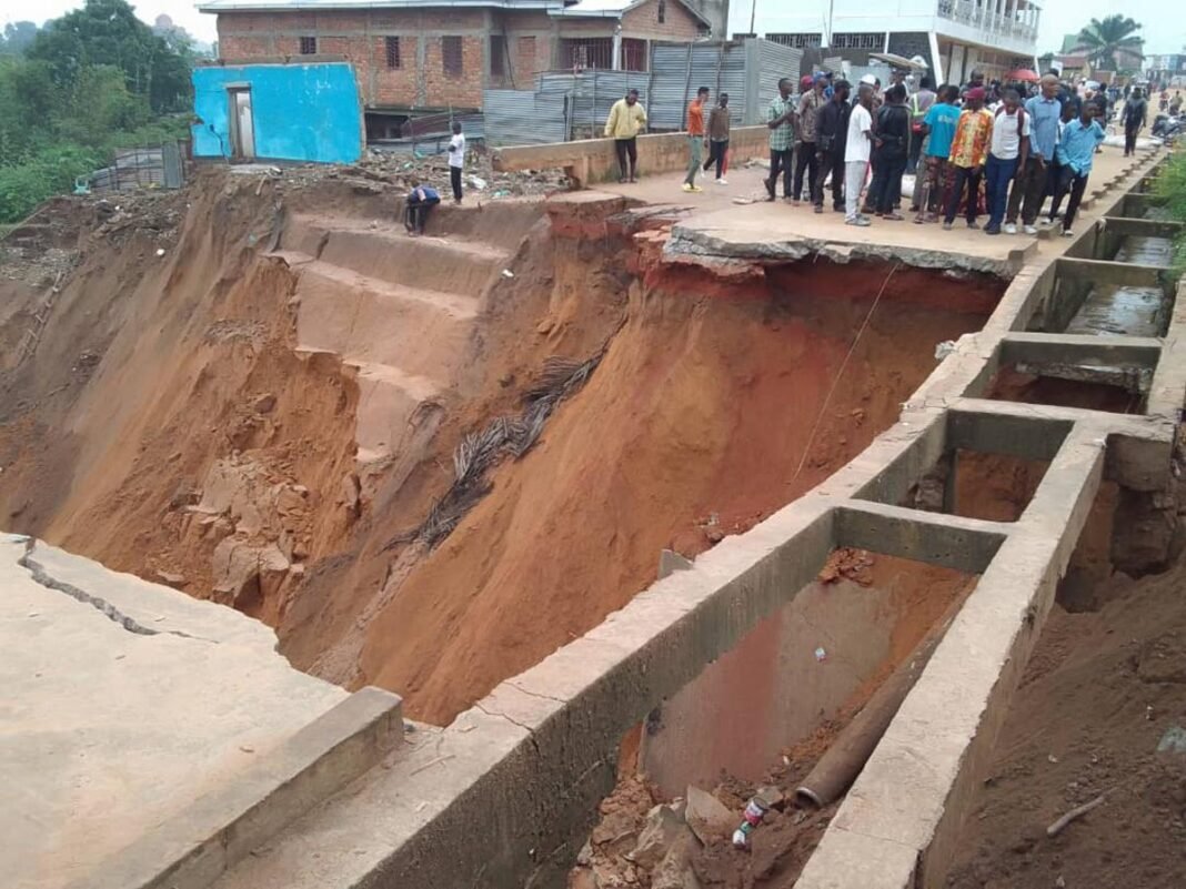 Erosions à Mbuji-Mayi : le Conseil communal de la Kanshi alerte sur le risque d’engloutissement de plusieurs écoles