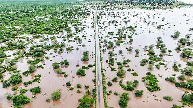 Mozambique floods cut off communities as UN agencies struggle to respond