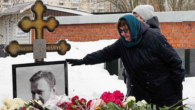 On second anniversary of his death, Kremlin rejects claim opposition leader Navalny was poisoned