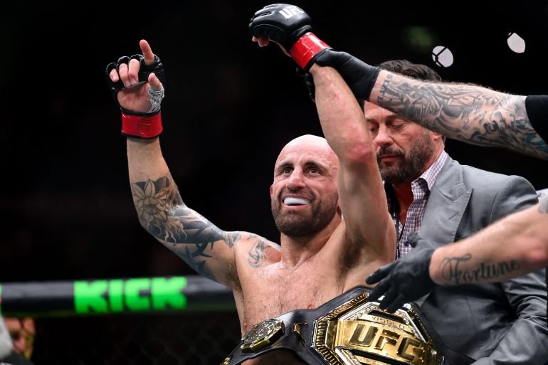 Volkanovski wins featherweight title defence against Lopes at UFC 325