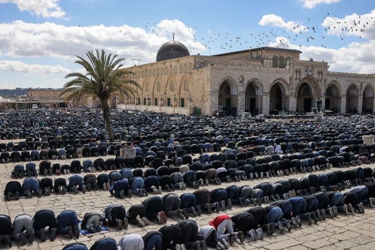 100,000 pray at Al-Aqsa amid Israeli restrictions on 2nd Friday of Ramadan