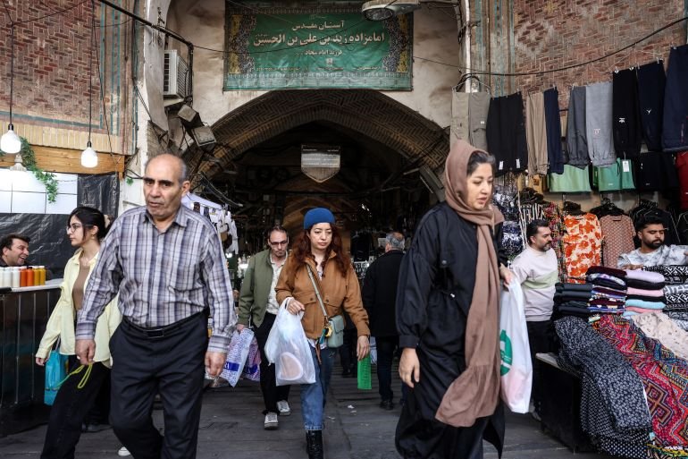 Which countries are urging citizens to leave Iran amid US threat of force?
