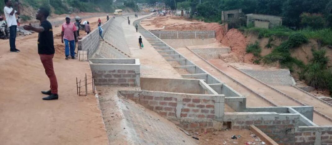 Les usagers saluent l’avancement des travaux de la route Kimwenza à Kinshasa