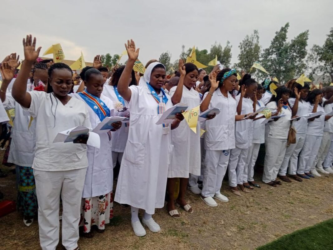 8 filles de l'Institut technique médical de Yangambi reçoivent des bourses « PROMIS » pour trois ans