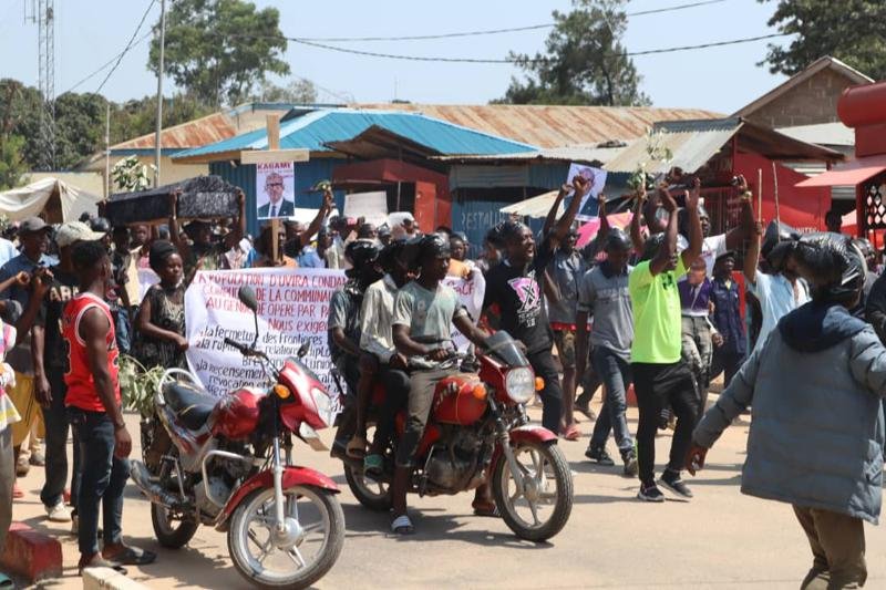 Combats M23 – Wazalendo : des centaines de motards et passagers bloqués à Kashebere