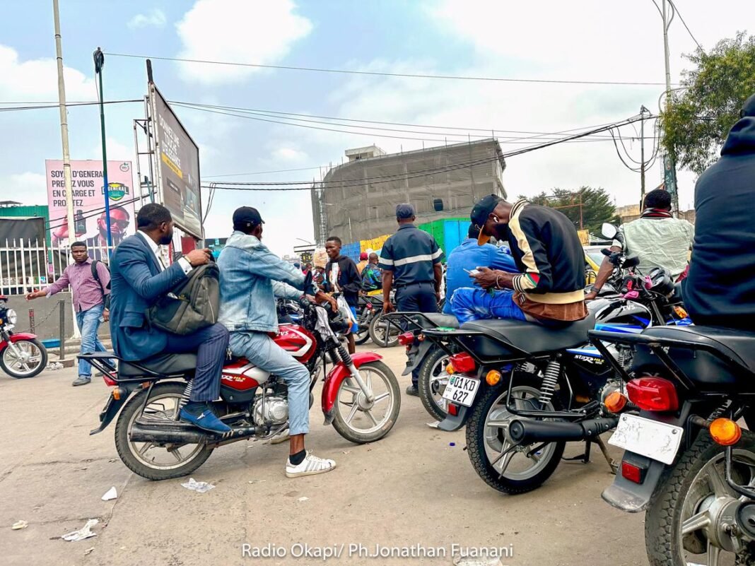 Un moratoire de 45 jours accordé aux conducteurs de taxi-motos pour se mettre en règle à Kinshasa
