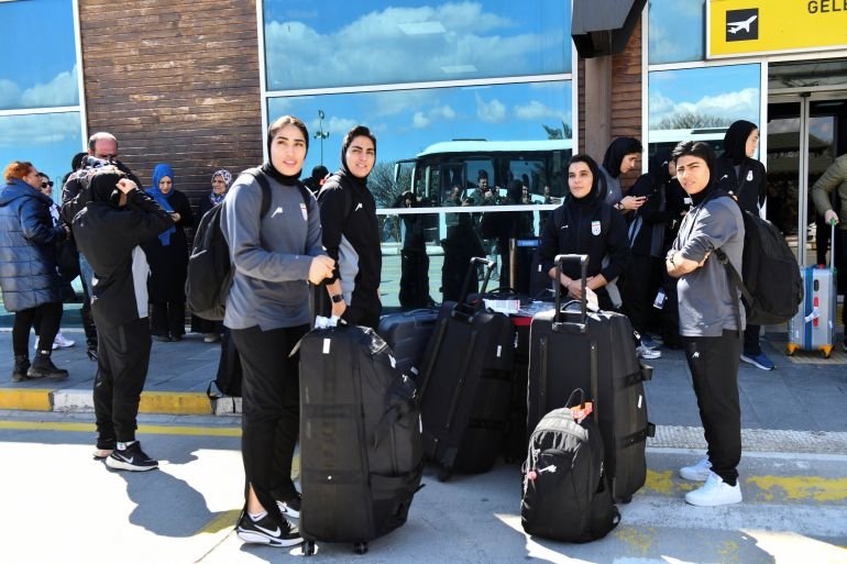 Iranian women footballers arrive in eastern Turkiye, on home border