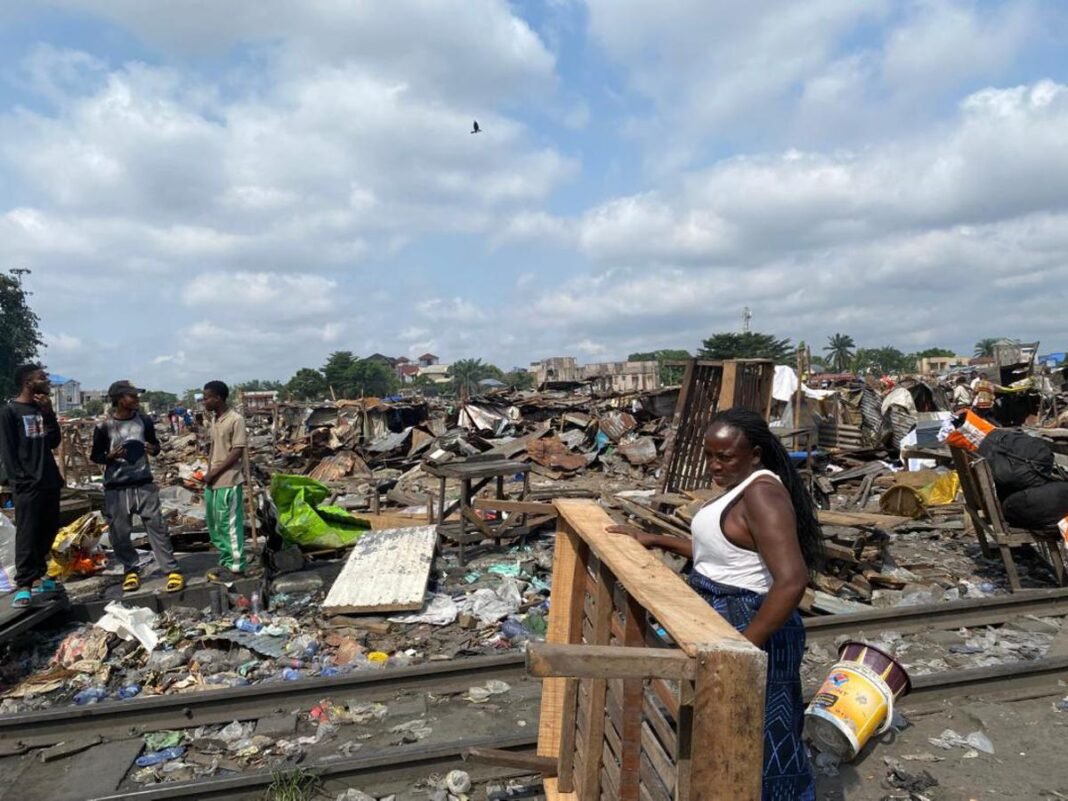 Pakadjuma après le déguerpissement : entre ruines, survie et désespoir, les familles reviennent faute d’alternative