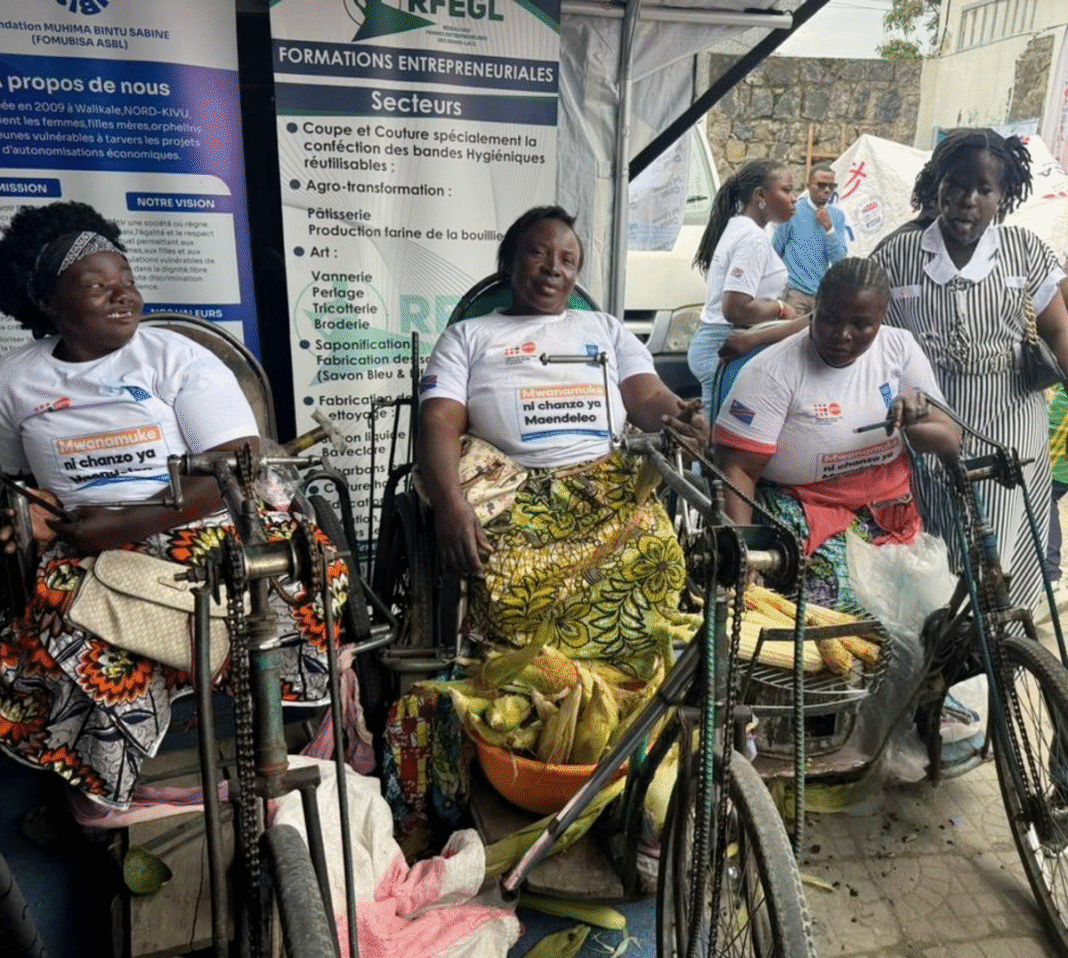 Mois des Femmes : À Goma, Maombi Saidi défie son handicap et vend du maïs braisé pour faire vivre sa famille