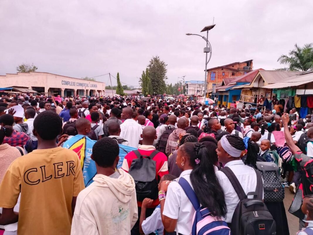 Élèves, étudiants et agents de l’hôpital Mapon dans la rue contre le gel des comptes de leurs institutions à Kindu