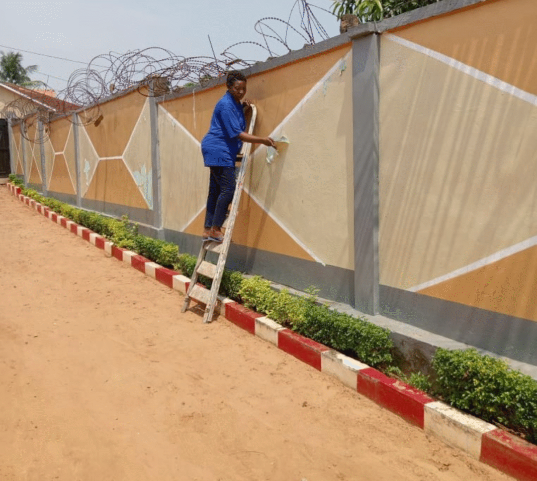 Mamichou Mitongu, la peintre-graveuse qui a transformé sa passion en parcours de réussite