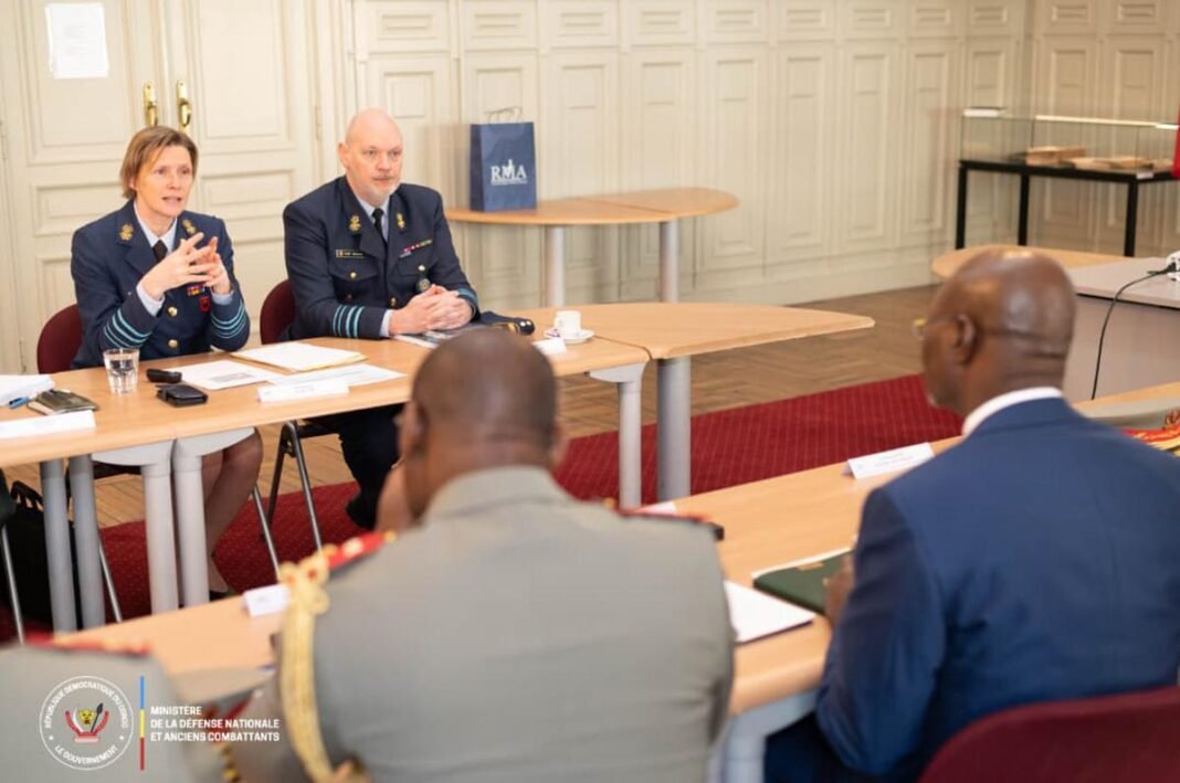 A Bruxelles, Guy Kabombo et Théo Francken échangent sur la modernisation des FARDC