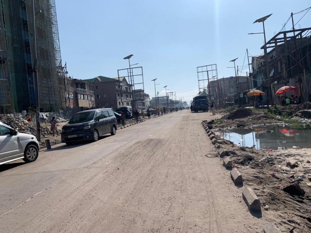 La réhabilitation de l'avenue Kabambare progresse, la mobilité autour du marché central de Kinshasa en voie de s’améliorer
