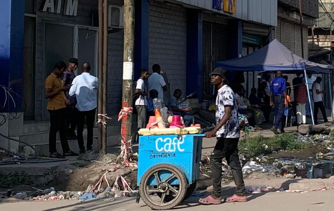 Vente ambulante de thé et café : ce petit-déjeuner de rue s’impose comme une routine quotidienne à Kinshasa