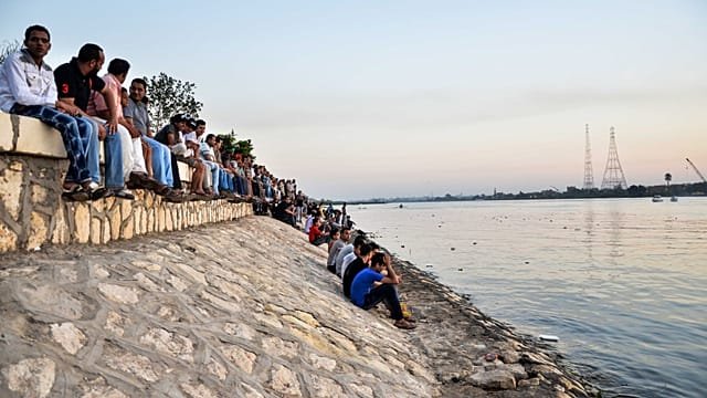 Heavy downpour floods roads in Egypt