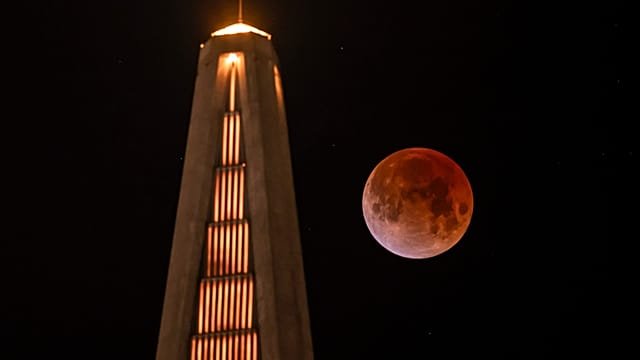 Blood-red tinted moon graces Mexico City skies during total lunar eclipse