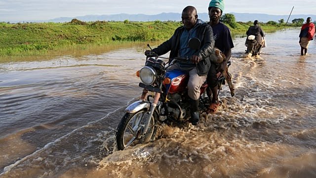 Floods in Kenya worsen as 2 rivers burst banks, with death toll climbing