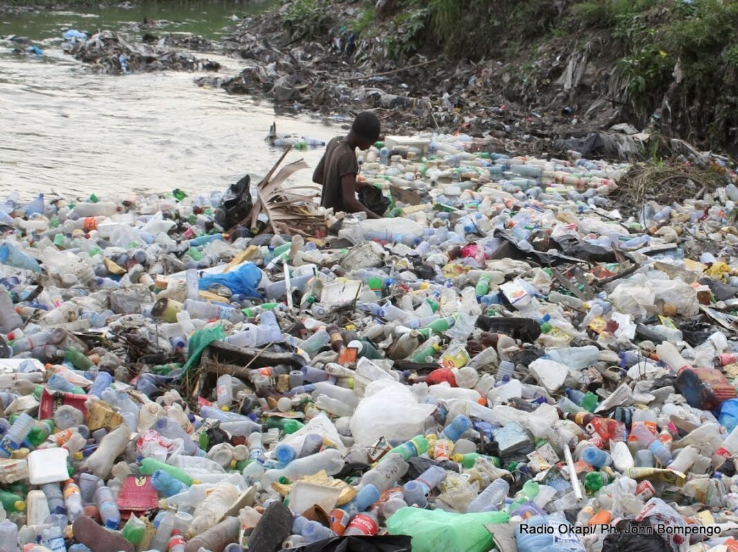 Beni : la société civile sensibilise les femmes de Baswagha-Madiwe à la gestion des déchets plastiques