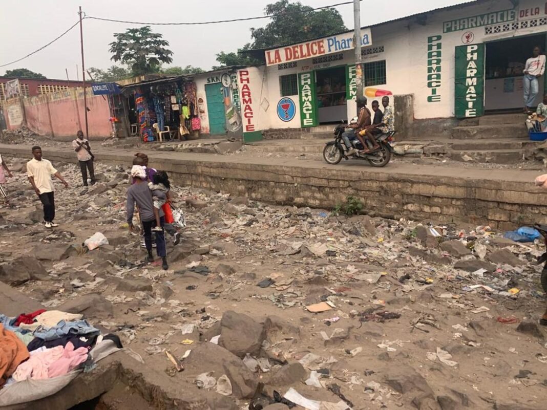 Kinshasa : à Kinkole, l’avenue Kakenza se dégrade et menace la mobilité des habitants