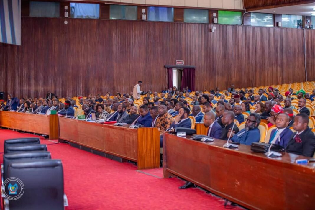 Actu30 : « Assemblée nationale : Christian Mwando interpelle la ministre des Affaires étrangères sur l’accueil des migrants expulsés des États-Unis‎ »