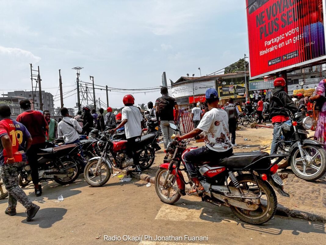 Interdiction aux mineurs et aux femmes enceintes de circuler sur des taxis-motos à Kinshasa : l’assemblée provinciale lève l’option