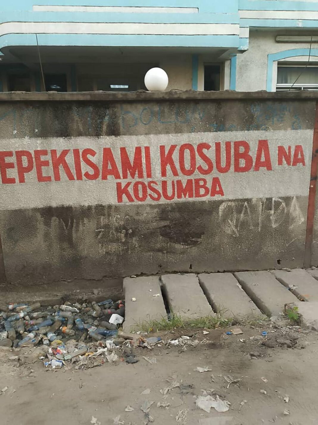 Faute de toilettes publiques, des rues jonchées de matières fécales et urines à Beau-Marché /Kinshasa