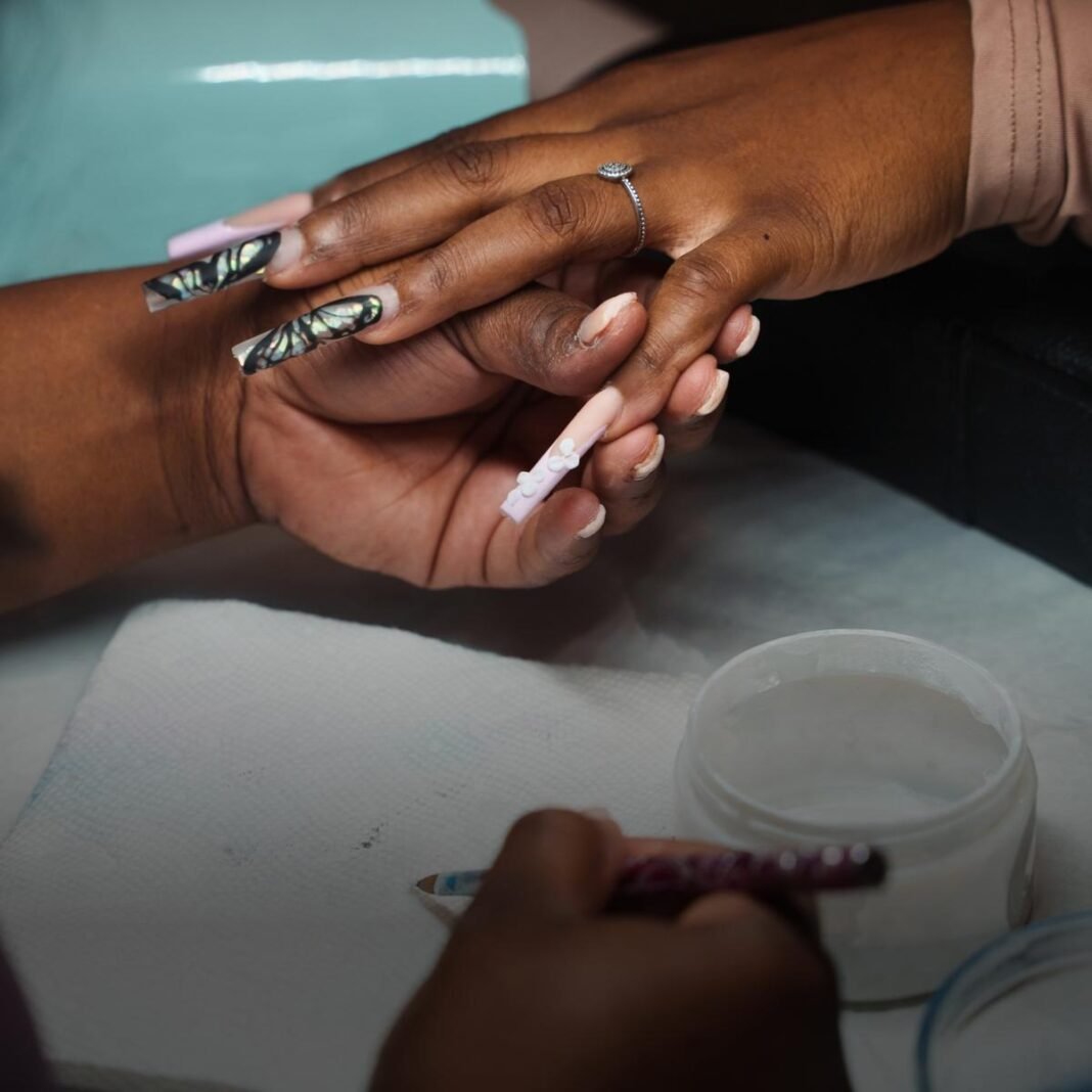 Entre 10 et 35 USD pour une pose d’ongles : une tendance en vogue à Kinshasa