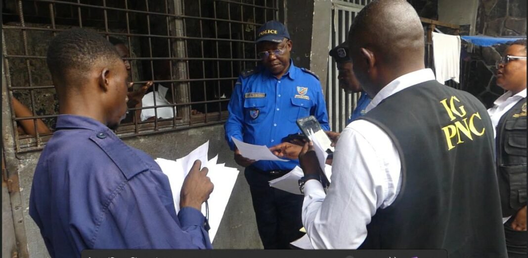 La Police inspecte des lieux de détention et libère plusieurs personnes retenues irrégulièrement à Kinshasa