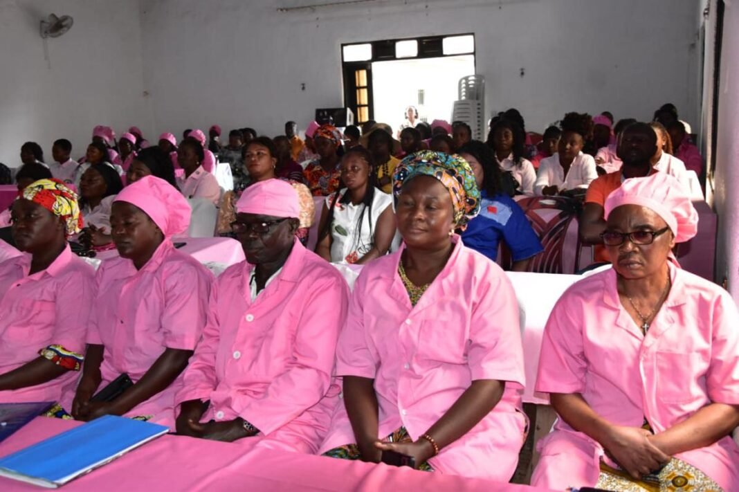 Plus de 100 sage-femmes prennent part à l’inscription au tableau de l’Ordre à Beni