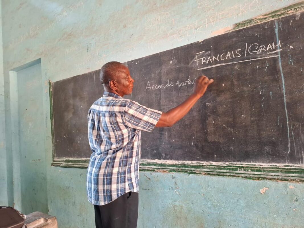 Kalonji Nsenga, 63 ans dont 37 à la craie : le destin d’un enseignant passionné à Matadi