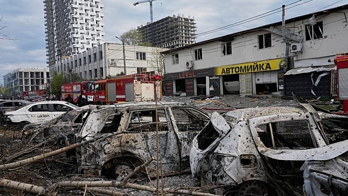 Ukraine: Russian strikes hit Kyiv’s Podilsky district
