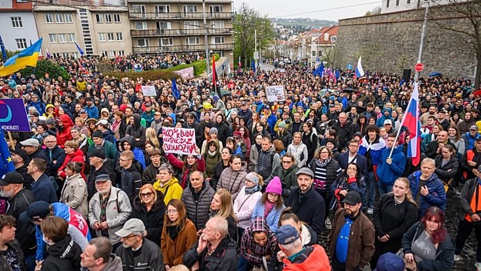 Crowds in Bratislava reject Fico plan to scrap overseas voting