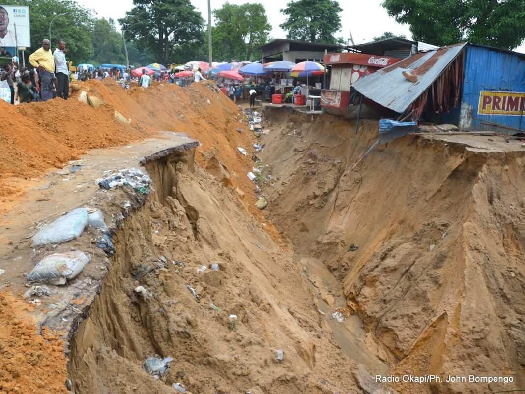 Dix maisons englouties dans une tête d’érosion en trois mois à Mpasa 1, à Kinshasa