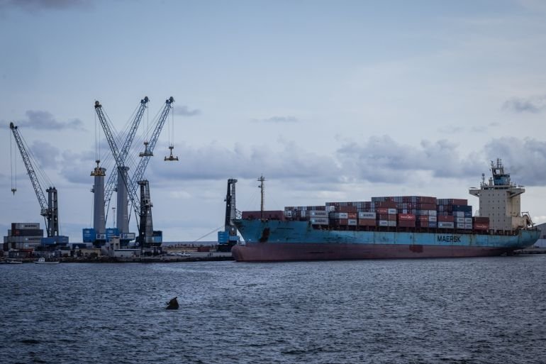 Suspected pirates steer cargo vessel towards Somalia