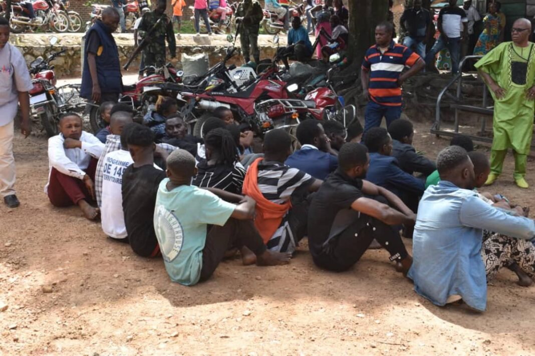 Plus d’une centaine de jeunes venus du Sud-Kivu arrêtés à Irumu, soupçonnés de liens avec des groupes armés