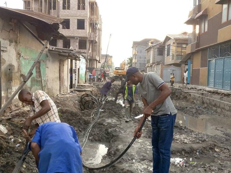 Les coupures d’électricité favorisent l’essor des cabines de recharge à Kinshasa