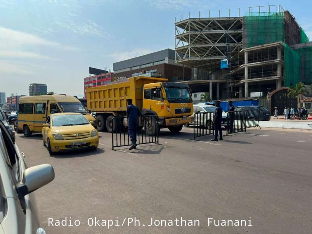 Des automobilistes dénoncent des contrôles « abusifs et contradictoires » à Kinshasa (Témoignage)