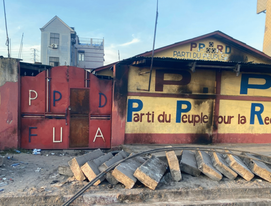 Le PPRD dénonce l’incendie de son siège et accuse le pouvoir de « dérives dictatoriales »
