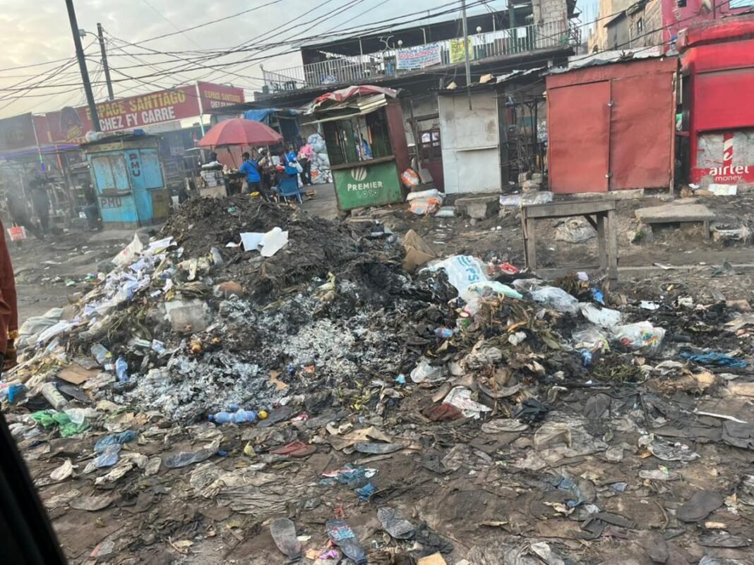 L’arrêt Entrée Kimwenza transformé en décharge à ciel ouvert à Mont-Ngafula à Kinshasa