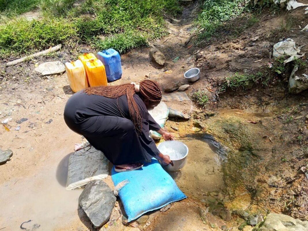 Pénurie d’eau à Mambango (Beni) depuis 2 ans : la population réclame la construction d’une source d’eau
