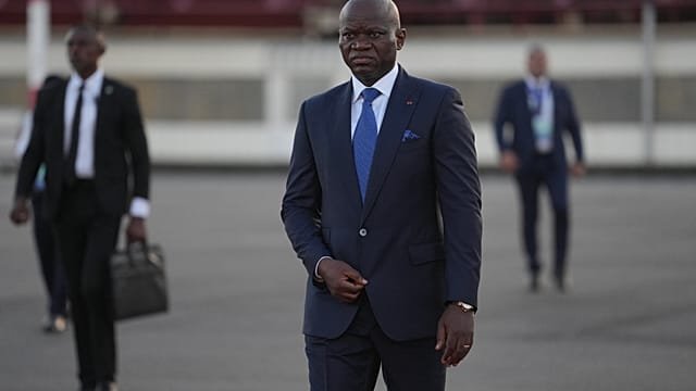 Gabon’s president courts Angolan investors
