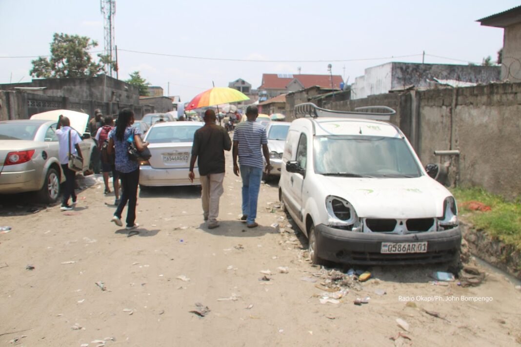 A Kinshasa, les véhicules abandonnés sur la route perturbent la circulation à Binza Delvaux